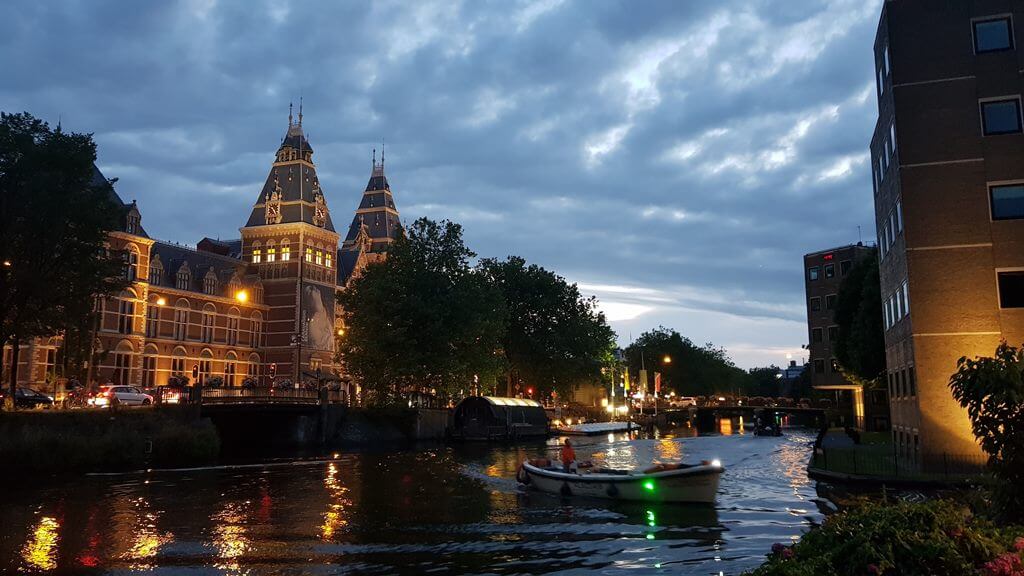 Plavba po kanaloch v Amsterdame